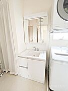 ～Dressing Room～　十分な大きさの洗面台は収納もさる事ながら、身だしなみチェックや歯磨きなど、朝の慌ただしい時間でもホテルライクなスペースで余裕とゆとりを感じて頂けます。※CG加工あり