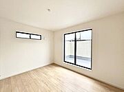 ～Bed Room～　2面採光を確保した明るい室内は、風通しも良く、大変居心地の良い空間となっております。爽やかな風を感じて起きる朝は、快適生活の始まりに！日当たりや通風がとても良い住まい♪