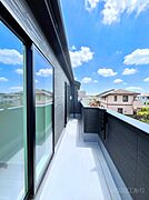 暖かな陽光が降り注ぐバルコニーはお洗濯におすすめ。爽やかな風も心地よいです。 