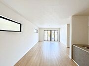 ◆1号棟◆～Living～　家族の一体感を感じられる広々としたスペース。家族と過ごす時間を大切にする方にピッタリのゆとりの住空間です。お子様が走り回っても安心して見守れます。