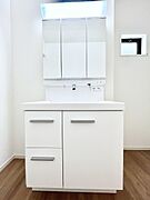 ◆2号棟◆～Dressing Room～　明るく清潔感溢れるパウダールーム。毎日使う場所だからこそ、快適な空間となっております。シャンプードレッサーを採用しておりますので、朝シャンも手軽に出来ます。