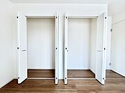 ◆2号棟◆～Closet～　壁面クローゼットがあればタンスを置く必要がなく出っ張りのないスッキリ空間を維持できます。限られたスペースを有効に活用できそう。季節の衣類や趣味の品などたっぷり収納出来ますね