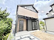 ～Exterior～　堂々たる趣ながら、主張し過ぎずどこか余裕を感じさせるシャープなフォルムで佇む邸宅は、晴天の空と照らし合わせる事で、本来あるべき完成形の姿を見せてくれます。