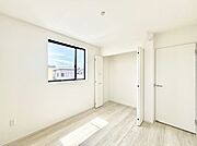 ◆2号棟◆～Bed Room～  全居室には収納クローゼットを完備！普段使いのお洋服や小物はもちろん、季節物のお洋服などもしっかりと整理整頓おしまい頂けます。  居室空間を広く使用できますね。