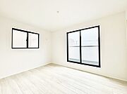 ～Bed Room～　バルコニーからの採光で朝もスッキリ目が覚めそうですね！穏やかな光が差し込む室内には、穏やかな時間が流れます。休日には、落ち着いた空間で自分の趣味を楽しむのはいかがですか。