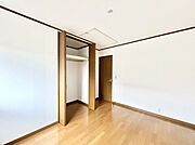 ～Bed Room～  全居室には収納クローゼットを完備！普段使いのお洋服や小物はもちろん、季節物のお洋服などもしっかりと整理整頓おしまい頂けます。  居室空間を広く使用できますね。