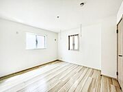 ～Bed Room～  「今日も一日お疲れ様」とご夫婦でゆったりくつろげる寝室。  毎日の家事やお仕事に疲れた日はフカフカのベットで癒されてください。テレビや本棚をおいても快適な広さが自慢♪