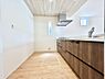 キッチン：◆3号棟◆～Kitchen～　自然光が入る窓のあるキッチン☆毎日使う場所だからこそ、使い勝手を考慮しました。ゆったりとしたキッチンコーナーは質感豊かな仕上がりとなっております。