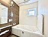 浴室：◆3号棟◆～Bath Room～　窓付きのバスルームは、採光もあり明るく気持ちの良い空間です。窓があることで、換気環境も良好。ゆったり寛げるバスルームで、毎日のバスタイムが楽しみになりそうです。
