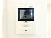 訪問者が一目でわかる安心のＴＶモニター付きインターホン。   