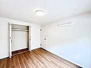 お子さまのお部屋としても！衣類の整理整頓に便利なクローゼット付きの洋室。