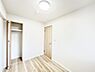 子供部屋：お子さまのお部屋としても！衣類の整理整頓に便利なクローゼット付きの洋室。