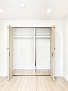 洋室クローゼット。奥行きがあるので厚手の衣類もすっきり収納できます。