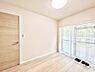 寝室：バルコニーに繋がるお部屋は開放感があります。　