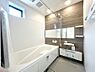 浴室：～Bath Room～　落ち着いた雰囲気の浴室で明日に向けてリフレッシュ。浴室乾燥機能も付いているので隣の洗濯機置き場で洗い上がった洗濯物を、雨の日も天気を気にせず乾燥させることも可能です。