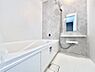 浴室：～Bath Room～　落ち着いた雰囲気の浴室で明日に向けてリフレッシュ。浴室乾燥機能も付いているので隣の洗濯機置き場で洗い上がった洗濯物を、雨の日も天気を気にせず乾燥させることも可能です。