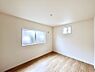 室内：～Bed Room～　2面採光を確保した明るい室内は、風通しも良く、大変居心地の良い空間となっております。爽やかな風を感じて起きる朝は、快適生活の始まりに！日当たりや通風がとても良い住まい♪