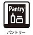 設備：キッチンに収納があるので食材のパントリー庫として活躍します。買いだめした飲料などの保管にも大変便利な収納です。
