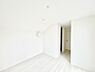 室内：◆2号棟◆～Bed Room～　ゆとりある広さを確保した主寝室は、大きなベッドを置いても圧迫感がありません。豊富な収納スペースを備え、お部屋をすっきり保ちながら心地よい眠りへと誘います。  