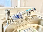 いつでも清潔なおいしいお水を。一つの水栓で水道水と浄水を使い分け。