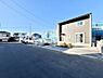 外観：◆5号棟◆〜Exterior〜   前面道路は閑静な住宅地をはしる車通りの少ない道路。駐車の出し入れもらくらくです！ご不明点・現地見学のご希望は、お気軽にお問い合わせください！