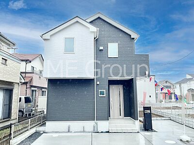 外観：堂々完成！たっぷりの陽光と開放感に包まれる明るい住まい。