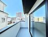 バルコニー：〜Balcony〜　南向きのバルコニーの前には雲以外に太陽を遮るものがありません。お洗濯物も乾きやすく、何より明るく気持ちのいい光が入ってきます。使いやすく開放的なバルコニーです♪