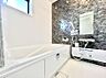 浴室：〜Bath Room〜　落ち着いた雰囲気の浴室で明日に向けてリフレッシュ。浴室乾燥機能も付いているので隣の洗濯機置き場で洗い上がった洗濯物を、雨の日も天気を気にせず乾燥させることも可能です。