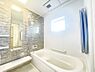 浴室：〜Bath Room〜　落ち着いた雰囲気の浴室で明日に向けてリフレッシュ。浴室乾燥機能も付いているので隣の洗濯機置き場で洗い上がった洗濯物を、雨の日も天気を気にせず乾燥させることも可能です。