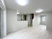 〜Living〜　リビングに階段のある間取りです♪家族のコミュニケーションがスムーズに取れますね♪ゆとりある暮らしと心地よい住環境が紡ぐ贅沢な時間をご家族みんなでお過ごし下さい。