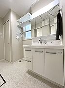 〜Dressing Room〜　十分な大きさの洗面台は収納もさる事ながら、身だしなみチェックや歯磨きなど、朝の慌ただしい時間でもホテルライクなスペースで余裕とゆとりを感じて頂けます。