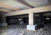 【床下】中古住宅の3大リスクである、雨漏り、主要構造部分の欠陥や腐食、給排水管の漏水や故障を2年間保証します。その前提で床下まで確認し、シロアリの被害調査と防除工事も行います。