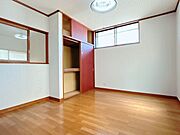 【2階洋室】2階6帖の洋室です。主寝室にもおすすめです。収納スペースもありますのでお洋服をたくさんお持ちの方も安心ですね。