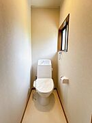 【リフォーム済】新しい温水洗浄機能付きトイレに交換いたしました。直接肌に触れるところなので設備が新しいと気持ちいいですね。床クッションフロア張替、クロス張替を行いました。