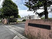 ファミリーマート鳩山ニュータウン店 【小学校】鳩山小学校まで1000ｍ（徒歩13分）。小学校が近いとお子様も親御さんも安心ですね。 700m