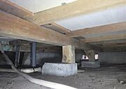 【床下】中古住宅の3大リスクである、雨漏り、主要構造部分の欠陥や腐食、給排水管の漏水や故障を2年間保証します。その前提で床下まで確認し、シロアリの被害調査と防除工事も行います。