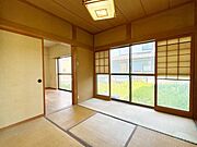 【和室】1階和室です。リビングからの導線もよく、襖をあけておけばお子様の様子が見られて安心ですね。