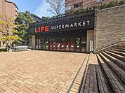 ライフ目黒大橋店 徒歩4分。 320m