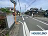 外観：前面道路含む現地写真