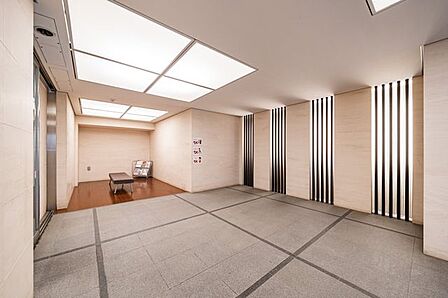 【エントランスホール】趣が感じられる重厚感あるエントランスホール。ベンチがあります。