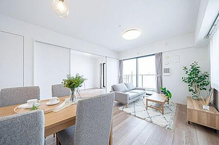 【リビングダイニング】建具とフローリングの優しい木目がナチュラルで明るい空間を演出しています。※室内の家具や調度品等は価格に含まれません。