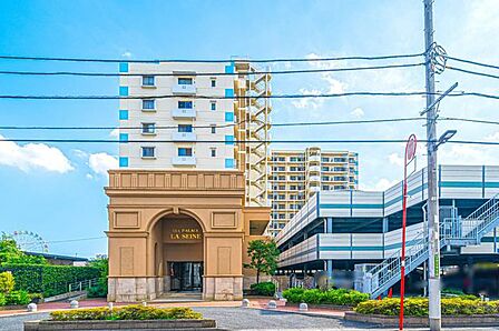 【外観】隅田川に面し、陽当たり良好な明るいクリーム色を基調とした外観が特徴のマンションです。