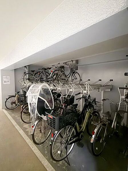 【自転車置場】空きあり。フリースペースのため駐輪できない場合があります／使用料：1台目無料、2代目以降 月額500円/台（令和8年6月現在）
