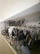 【自転車置場】空きあり。フリースペースのため駐輪できない場合があります／使用料：1台目無料、2代目以降 月額500円/台（令和8年6月現在）