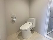 【トイレ】トイレは清潔感があります。温水洗浄便座付きでリモコン操作が容易です。