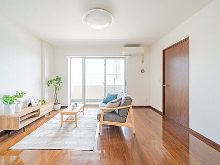 南西向きの明るいリビングダイニング。※室内の家具や調度品等は価格に含まれません。