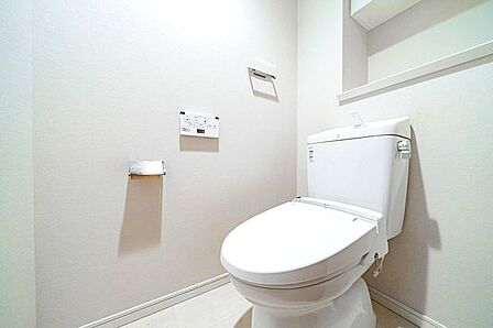 【トイレ】トイレは温水洗浄便座付です。