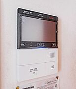 【モニター付きインターホン】来訪者を確認できるTVモニター付きインターホン。