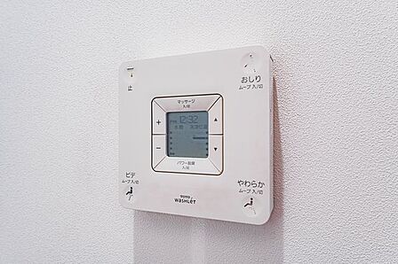 【温水洗浄便座リモコン】袖タイプより汚れにくくスタイリッシュな壁タイプのリモコンです。