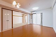 【リビング】引き戸を開けてオープンな空間にすることで、広々としたスペースとしてお使い頂けます。※リフォーム後のイメージ画像です。リフォームには別途費用がかかります。